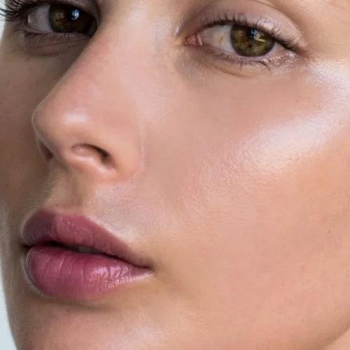 Face Glow: 5 εύκολα βήματα στο μακιγιάζ για νεανική εμφάνιση και 5 προϊόντα που πετυχαίνουν το αποτέλεσμα 